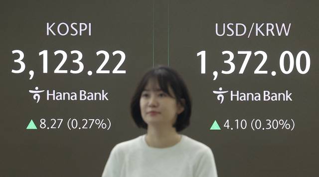 9일 오전 서울 중구 하나은행 본점 딜링룸에서 딜러가 업무를 보고 있다. 이날 코스피는 전날보다 8.27포인트(0.27%) 오른 3123.22로 시작했다.연합뉴스