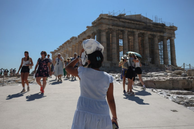 그리스 아테네 아크로폴리스가 폐쇄되기 전날인 7일(현지시간) 여성이 햇빛을 막기 위해 머리를 가리고 있다. 로이터연합뉴스