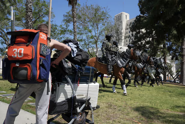 7일(현지시간) 로스앤젤레스 맥아더 공원에 배치된 연방요원들. AP 연합뉴스