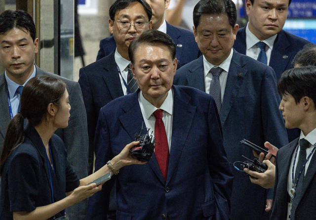 윤석열 전 대통령이 9일 서울 서초구 서울중앙지법에서 열린 구속 전 피의자 심문(영장실질심사)이 끝난 뒤 법원을 떠나고 있다. 사진공동취재단