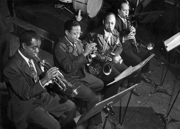 1930년 1월 1일 미국 재즈 음악가 루이 암스트롱, 로이 엘드리지, 콜먼 호킨스, 바니 비가드(왼쪽부터)가 재즈 콘서트에서 함께 연주하고 있다. Gettyimage