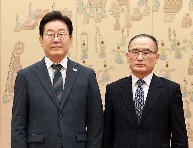 이재명 대통령이 7월4일 용산 대통령실에서 위성락 국가안보실장에게 임명장을 수여한 후 기념촬영을 하고 있다. ⓒ연합뉴스