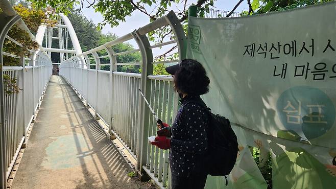 9일 오전, '광주의 강남' 라고 불리는 대표적 부촌 남구 봉선동과 진월동을 잇는 제석산 구름다리 초입. 전날 이곳에서 또 스스로 떨어져 사망했다는 소식에 산책 나온 한 주민이 난관을 가리키며 추락 사고를 걱정했다. ⓒ시사저널 정성환