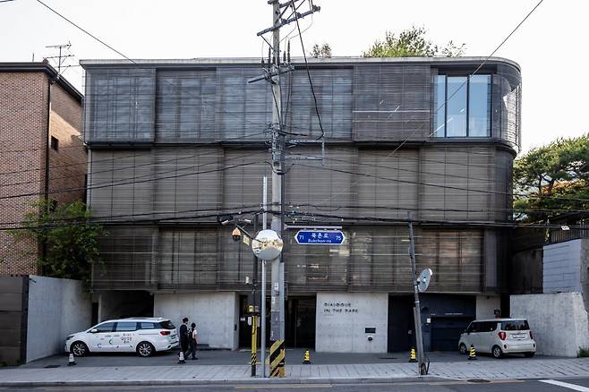 서울 북촌에 있는 ‘어둠속의 대화’ 전시장.  시각을 차단한 채 주변의 소리에 귀를 기울이며 진정한 소통의 발견을 할 수 있는 전시다                 사진제공｜서울관광재단