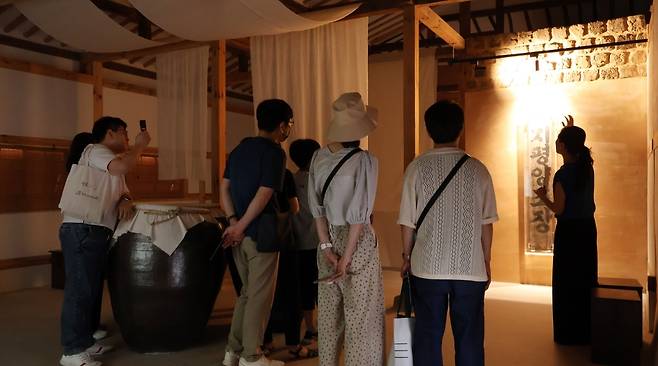 지평양조장에서 프리미엄 도슨트 투어가 진행되고 있다. 사진제공|지평주조