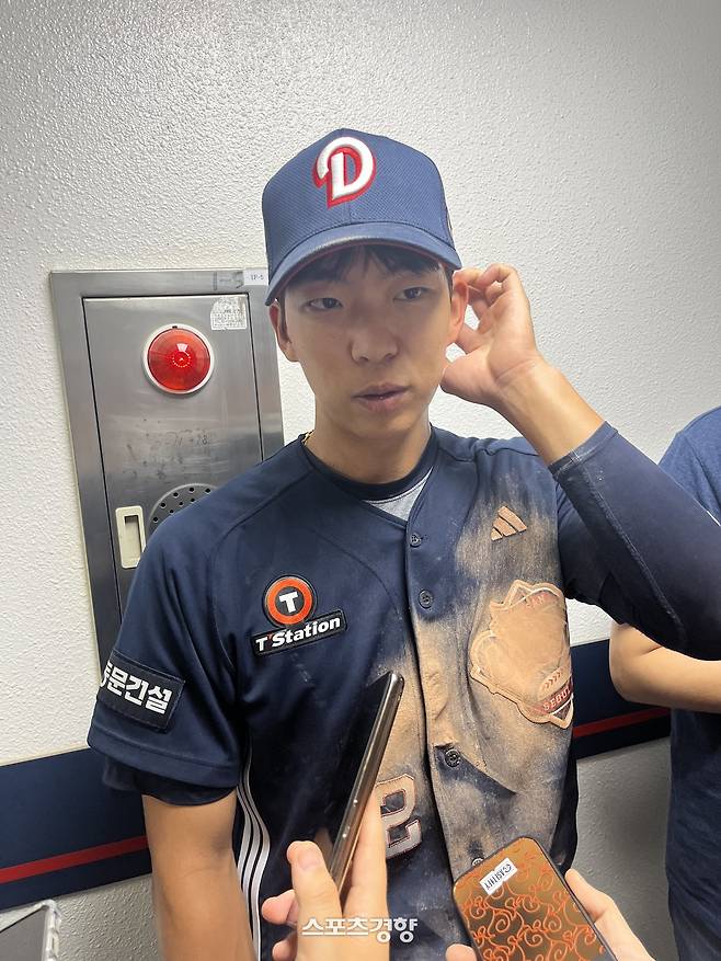 8일 사직 롯데전을 마치고 인터뷰하는 두산 김민석. 사직 | 김하진 기자