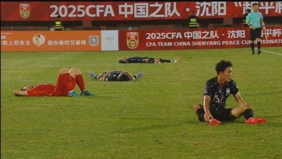 ▲&nbsp;김현준, 조세권, 이대호 대한축구협회 전임지도자가 이끈 한국 16세 이하 축구대표팀이 중국 선양에서 열린 4개국 친선대회 마지막날 중국에 4-3으로 이겨 3전 전승으로 우승을 차지했다. 중국은 동아시안컵 패배에 이어 이날도 한국에 져 공한증을 뼈저리게 느꼈다. ⓒ 중계영상 캡쳐
