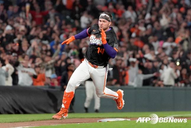 샌프란시스코 포수 패트릭 베일리가 9일(한국시간) 미국 캘리포니아주 샌프란시스코의 오라클파크에서 열린 2025 MLB 정규시즌 필라델피아와 홈경기 9회말 1사 1, 3루에서 그라운드 홈런을 치고 홈까지 파고들고 있다. /AFPBBNews=뉴스1