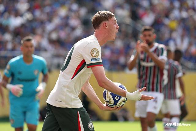 니콜라스 잭슨에게 화를 내는 콜 파머(가운데). /AFPBBNews=뉴스1