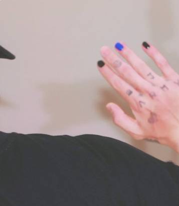 팬들이 손부분만 확대해서 소셜미디어에 올린 사진