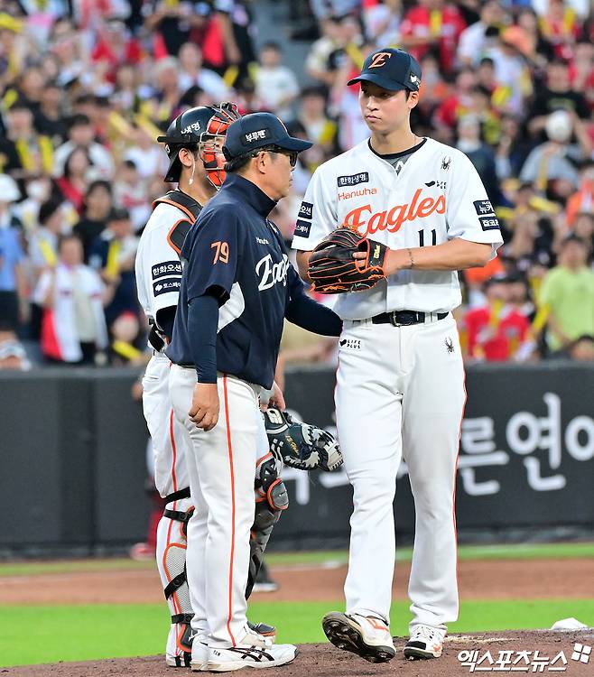 9일 오후 대전 한화생명 볼파크에서 열린 '2025 신한 SOL Bank KBO리그' KIA 타이거즈와 한화 이글스의 경기, 4회초 1사 2루 한화 엄상백이 마운드를 내려가고 있다. 대전, 김한준 기자
