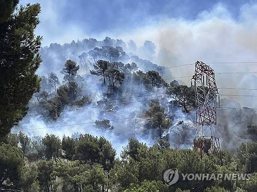 프랑스 펜 미라보에서 발생한 산불 [AP 연합뉴스 자료사진. 재판매 및 DB 금지]
