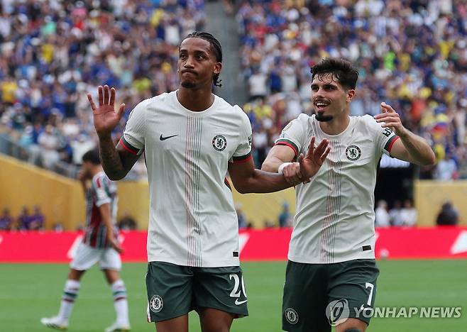 플루미넨시를 상대로 선제 결승 골을 터트린 첼시 주앙 페드루(왼쪽) [로이터=연합뉴스]