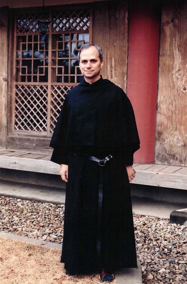 2002년 방한한 레오 14세 교황 (서울=연합뉴스) 레오 14세 교황이 2002년 성 아우구스티노 수도회 총장 신분으로 한국을 방문해 한국지부인 '성 아우구스띠노 수도회'의 인천 전동수도원에서 찍은 사진.[성 아우구스티노회 수도회의 한국지부 '성 아우구스띠노 수도회' 제공. 재판매 및 DB 금지]