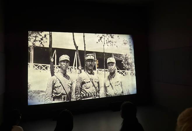 AI 기술이 접목된 중국 항일전쟁기념관 전시물     (베이징=연합뉴스) 정성조 특파원 = 8일 오후 중국인민항일전쟁기념관에서 항일전쟁 당시 모습을 담은 영상이 상영되고 있다. 기념관 관계자는 이 영상에 AI 기술이 적용됐다고 설명했다. 2025.7.9 xing@yna.co.kr