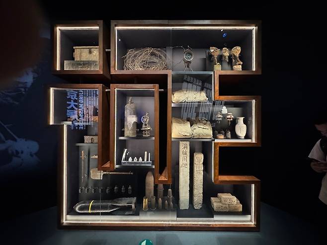 중국인민항일전쟁기념관에 전시된 일본군 물품     (베이징=연합뉴스) 정성조 특파원 = 8일 중국 베이징 중국인민항일전쟁기념관에 일본군이 자행한 남경대학살 등과 관련한 증거들이 한자 간체자 '증'(证)자 모양으로 배치돼있다. 2025.7.9 xing@yna.co.kr