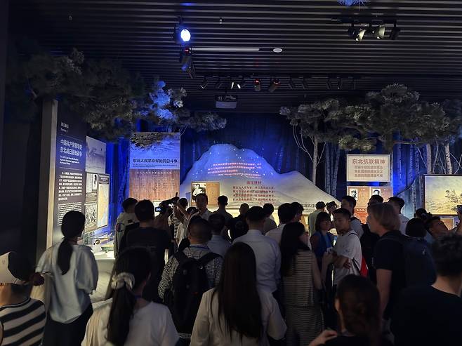 항일전쟁기념관 찾은 관람객과 외신기자들     (베이징=연합뉴스) 정성조 특파원 = 8일 재개장한 중국인민항일전쟁기념관에서 중국인 관람객들과 외신기자들이 전시를 둘러보는 모습. 2025.7.9 xing@yna.co.kr