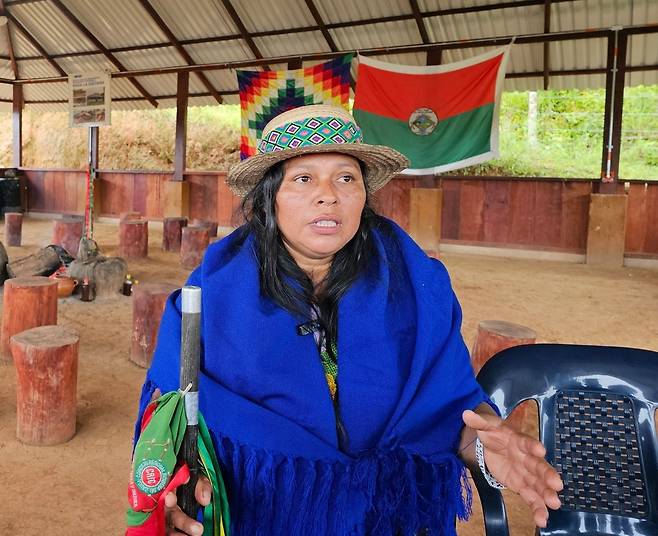 나사족 여성대표 루스 데를리 마요르가 (플로렌시아<콜롬비아>=연합뉴스) 강성철 기자 = 내전으로 남편을 잃었던 나사족 대표 루스 데를리 마요르가 씨가 '생각의 집'에서 공동체 회복에 대해 이야기하고 있다. 2025.7.5 wakaru@yna.co.kr