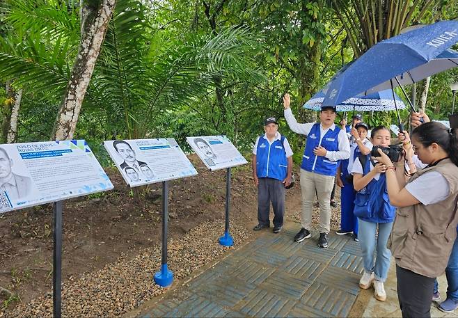 콜롬비아 내전 희생자를 기리는 '기억의 길' (프라과<콜롬비아>연합뉴스) 강성철 기자 = 콜롬비아 남부 산호세 델 프라과시에는 내전 희생자를 기리는 '기억의 길'과 '기억의 숲'이 조성돼 있다. 지난 6일 '기억의 길'에서 가이드가 방문객에게희생자 이야기를 전하고 있다. 2025.7.6 wakaru@yna.co.kr