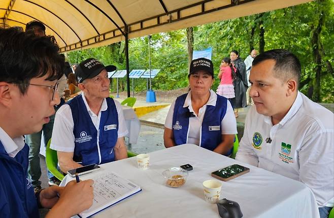 내전 피해자협의제 대표와 시장 (프라과<콜롬비아>연합뉴스) 강성철 기자 = '기억의 길'과 '기억의 숲'을 방문한 이동규 IOM 코디네이터(좌측)에게 상황을 소개하는 오르타 시장(사진 우측), 꼬레오 피해자협의체 대표(가운데), 산체스 커뮤니티 역사 가이드(좌측 두 번째). 2025.7.6 wakaru@yna.co.kr