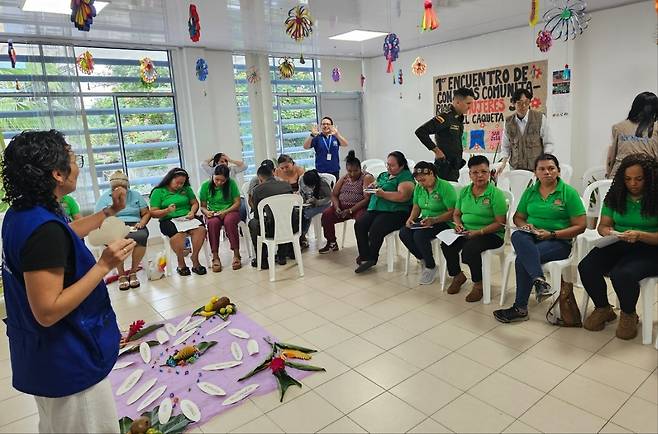 '여성의 집'에서 여성 역량 강화 워크숍 (알바니아<콜롬비아>=연합뉴스) 강성철 기자 = 콜롬비아 남부 알바니아시 소재 '여성의 집'에서 지난 7일 내전 등으로 인한 폭력에 노출된 여성의 역량을 강화하는 워크숍이 열렸다. 2025.7.7 wakaru@yna.co.kr