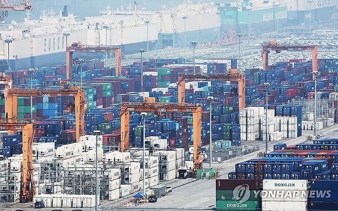 미국, 한국에 8월1일부터 25% 상호관세 (평택=연합뉴스) 홍기원 기자 = 도널드 트럼프 미국 대통령이 7일(현지시간) 한국과 일본 등 14개국에 25∼40％의 국가별 상호관세를 적시한 '관세 서한'을 보내 이를 8월 1일부터 부과하겠다고 통보했다.
    트럼프 대통령은 이날 무역 상대국들에 대한 상호관세 부과 유예 시한을 기존의 7월 9일에서 8월 1일까지로 연장하는 행정명령에도 서명했다.
    사진은 8일 경기도 평택항에 컨테이너가 쌓여 있는 모습. 2025.7.8 xanadu@yna.co.kr