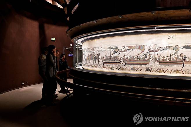 프랑스 바이유 박물관에 전시된 바이유 태피스트리를 감상하는 관람객.  [ 대영박물관 제공/로이터=연합뉴스 자료사진]