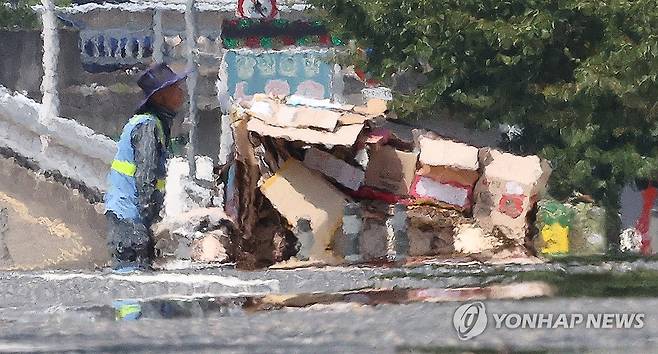 무더위 속에도 계속되는 삶 [연합뉴스 자료사진]