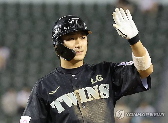 신민재 '나야, 역전의 주인공' (서울=연합뉴스) 임화영 기자 = 18일 서울 잠실야구장에서 열린 프로야구 NC 다이노스와 LG 트윈스의 경기.
    5회말 무사 만루 LG 신민재가 2타점 역전타를 친 뒤 기뻐하고 있다. 2025.6.18 hwayoung7@yna.co.kr