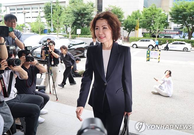 출근하는 이진숙 교육부 장관 후보자 (서울=연합뉴스) 서대연 기자 = 이진숙 사회부총리 겸 교육부 장관 후보자가 30일 오전 서울 여의도 한국교육시설안전원에 마련된 인사청문회 준비 사무실로 출근하고 있다. 2025.6.30 dwise@yna.co.kr