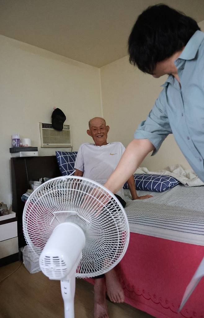 선풍기 쐬는 김광수씨 [이성민 촬영]