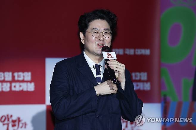 인사말하는 이상근 감독 (서울=연합뉴스) 강민지 기자 = 이상근 감독이 9일 서울 용산CGV아이파크몰에서 열린 영화 '악마가 이사왔다'제작보고회에서 인사말을 하고 있다. 2025.7.9 mjkang@yna.co.kr