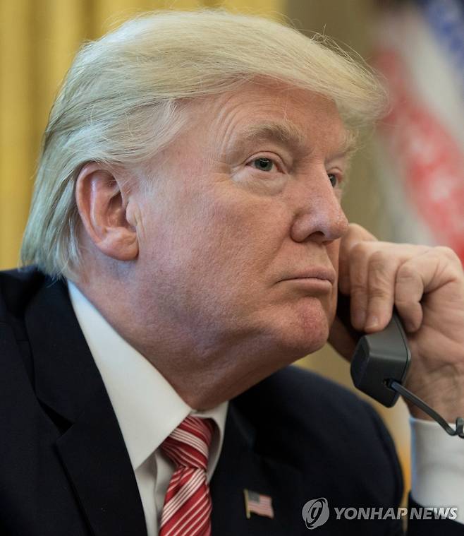 트럼프 미 대통령 전화 통화 [EPA=연합뉴스] 2017.6.27