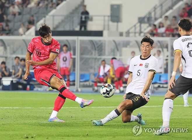 슛하는 이호재 (용인=연합뉴스) 홍기원 기자 = 7일 경기도 용인미르스타디움에서 열린 2025년 동아시아축구연맹(EAFF) E-1 챔피언십(동아시안컵) 남자부 1차전 한국과 중국의 경기. 한국 이호재가 슛하고 있다. 2025.7.7 xanadu@yna.co.kr