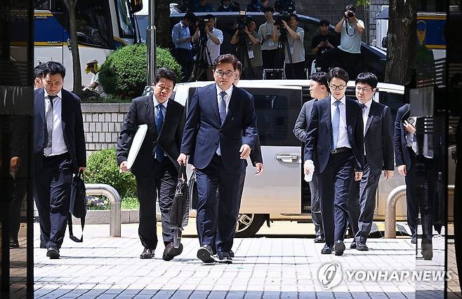 영장실질심사 출석하는 박억수 특검보 (서울=연합뉴스) 12·3 비상계엄과 관련해 특검의 수사하는 조은석 내란 특별검사팀 박억수 특검보가  9일 서울 서초구 서울중앙지법에서 열린 영장실질심사에 출석하고 있다. 2025.7.9 [사진공동취재단] photo@yna.co.kr