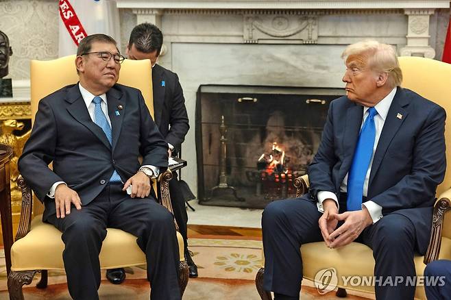 도널드 트럼프 미국 대통령(오른쪽)과 이시바 시게루 일본 총리 [UPI=연합뉴스 자료사진. 재판매 및 DB 금지]