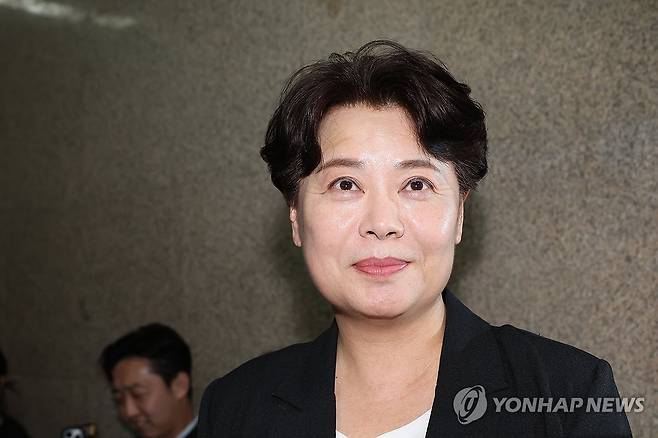 취재진 앞에선 윤희숙 혁신위원장 (서울=연합뉴스) 박동주 기자 = 국민의힘 윤희숙 혁신위원장이 9일 서울 여의도 국회에서 기자회견을 위해 취재진 앞에 서고 있다. 2025.7.9 pdj6635@yna.co.kr