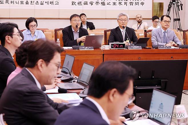 법사위에서 열린 검찰개혁 법안 공청회 (서울=연합뉴스) 김주성 기자 = 9일 국회 법제사법위원회 전체회의에서 열린 검찰개혁 법안 관련 공청회에서 김필성 변호사가 법안에 대한 의견을 진술하고 있다. 2025.7.9 utzza@yna.co.kr