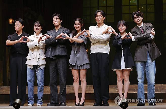 셰익스피어와 비올라 연기한 배우들 (서울=연합뉴스) 이재희 기자 = 9일 서울 서초구 예술의전당 CJ토월극장에서 열린 연극 '셰익스피어 인 러브' 기자간담회에서 배우 이규형(왼쪽부터), 이주영, 손우현, 박주현, 이상이, 김향기, 옹성우가 포즈를 취하고 있다. 2025.7.9 scape@yna.co.kr