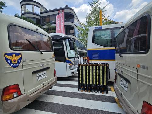 경찰 버스와 안전펜스로 막힌 법원 입구 [촬영 정윤주]