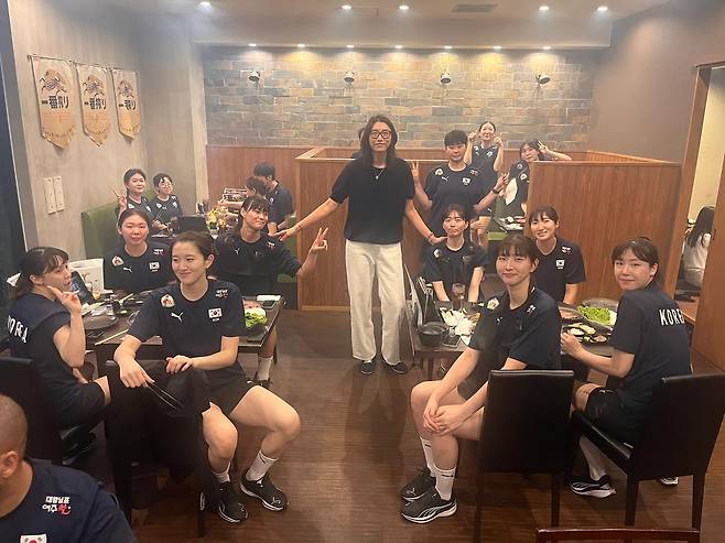 여자배구 대표팀 저녁 식사 자리에 함께한 김연경(중앙) [대한배구협회 제공. 재판매 및 DB 금지]