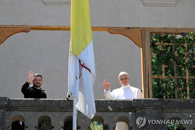 손 흔드는 교황과 젤렌스키 (로마 로이터=연합뉴스) 레오 14세 교황과 볼로디미르 젤렌스키 우크라이나 대통령이 9일(현지시간) 이탈리아 로마 외곽의 카스텔 간돌포에 있는 교황 별장 발코니에서 손을 흔들고 있다. 2025.07.09 photo@yna.co.kr
