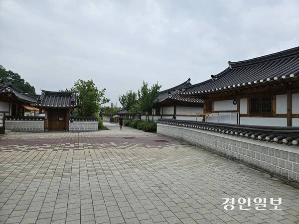 김포아트빌리지를 찾은 한 시민이 한옥의 정취를 느끼며, 마을 길을 따라 걷고 있다.  2025.6.27 /김연태 기자 kyt@kyeongin.com