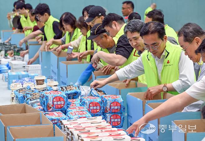 김효진 경기사랑의열매 사무처장이10일 오후 시흥시체육관에서 열린 우리경기 희망여름 착착착 나눔캠페인에서 경기도 푸드뱅크 관계자들과 여름나기 물품 키트 포장 봉사활동을 하고 있다. 임채운기자