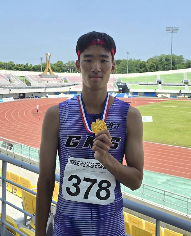 10일 전북 익산종합운동장서 열린 백제왕도 익산 2025 전국육상경기대회 남고부 110m 허들 경기서 우승한 이민혁(경기모바일과학고)이 기념사진을 찍고 있다. 사진=경기모바일과학고등학교