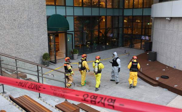 9일 인천 서구 대단지 아파트에서 수영장 청소에 쓰이는 염소계 화학물질이 누출돼 수영장 이용 주민을 비롯한 21명이 다쳤다. 119화학대응센터 소방관들과 환경부 관계자가 잔류 화학물질 측정을 위해 화학물질이 누출된 수영장으로 들어가고 있다. 2025.7.9 [사진=연합뉴스]