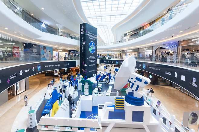 스타필드 고양은 '무림'과 함께 오는 27일까지 '페이퍼 어드벤처 2025'를 운영하고, 스타필드 하남·안성과 스타필드시티 위례·부천은 '성실화랑'과 함께 폐간행물을 활용한 업사이클링 캠페인 '페이퍼 씨'를 순차 진행한다. '페이퍼 어드벤처 2025' 전경.