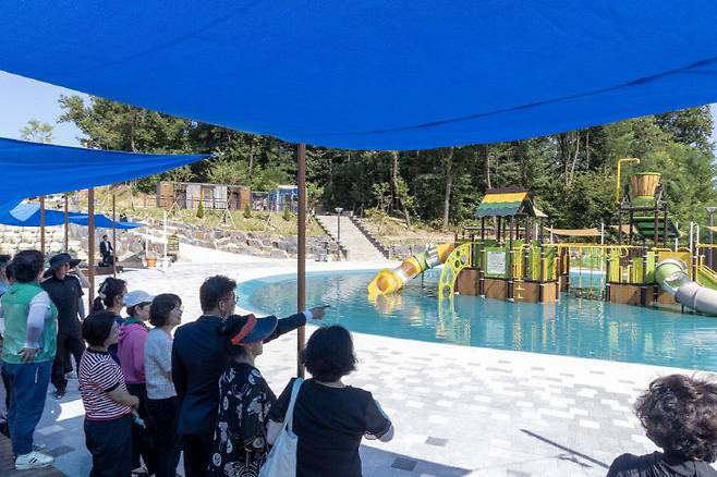 최충규 대덕구청장(사진 오른쪽 네 번째)이 12일 도시공원 물놀이장 개장에 앞서 오정근린공원 물놀이장 현장을 방문해 점검하고 있다.사진제공은 대전 대덕구