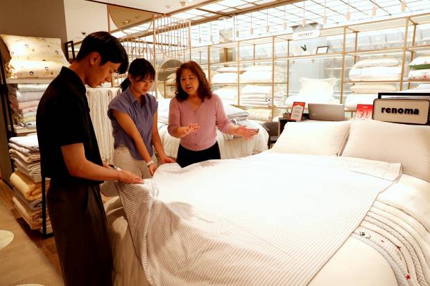 광주신세계 본관 8층 코지네스트 매장에서 직원이 냉감소재 침구류를 고객에게 설명하고 있다.  광주신세계 제공