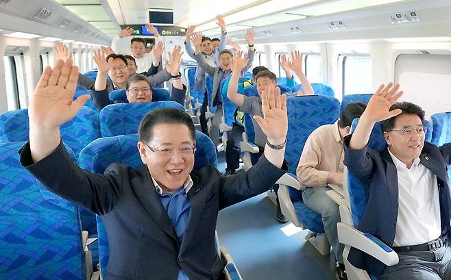 김영록 전남지사가 10일 오후 오는 9월 개통 예정인 전남남해선 목포-보성 구간 영업시운전 열차 출발을 축하하며 관계자들과 환호하고 있다.<전남도 제공>